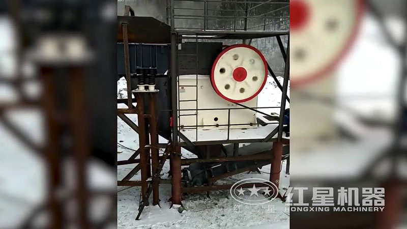 小型鄂破機(jī)冰天雪地也能行動自如