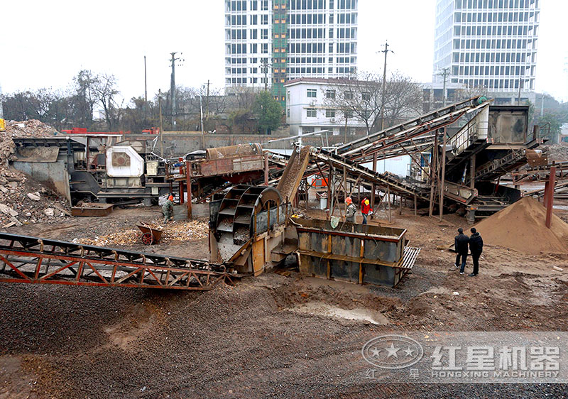 建筑垃圾制沙現(xiàn)場，配置車載制沙機